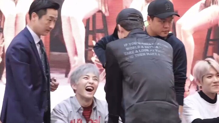 【EXO】อูเซฮุนพยายามแฝงตัวเข้าหาแฟนๆ จนทีมงานต้องร้องว่า “แฟนคนนี้ ช่วยเร็วหน่อย!”