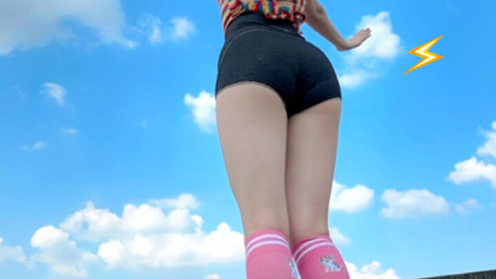 Kaki montok berpadu dengan kuncir dua, Selamat Hari Buruh!