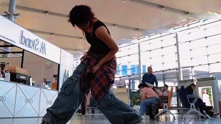 تفحصت بسرعة الـbad في المطار