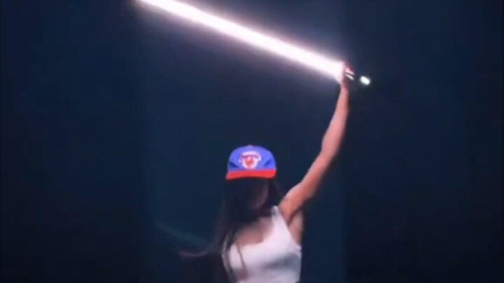 Chị gái cầm kiếm ánh sáng trông ngầu cỡ nào?