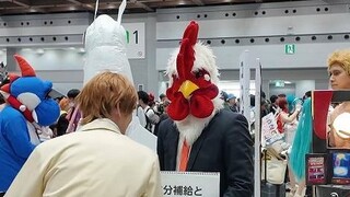 Di pameran komik luar negeri, cosplayer Yagami Yue bertanya kepada yang lain, "Siapa namamu?"