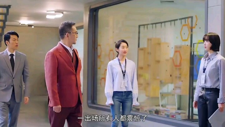 Nữ sinh bị đồng nghiệp cô lập, nào ngờ bố cô lại là chủ tịch hội đồng quản trị!