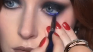 Trang điểm mắt khói màu xanh lam lấp lánh, kiểu này chẳng phải khiến mấy gã đàn ông tồi phải chói mắ