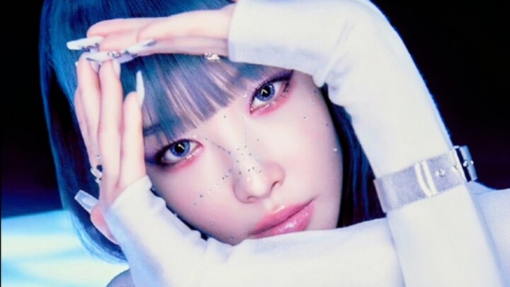 Produced by Black Eyed Pilseung! Featuring Uhm Jung-hwa! Kim Chung-ha's "Algorithm" MV released!