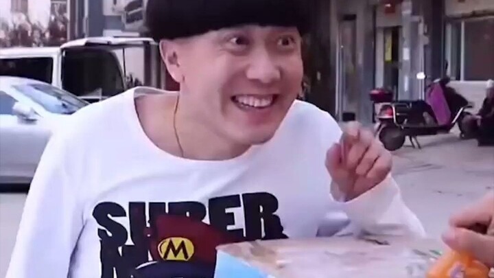 Mie pedas itu memang enak, ya? Beli tetes mata penglihatan tembus pandang sampai kepalanya ditendang