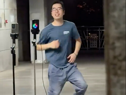 他跳着最滑稽的舞蹈却要买最贵的药