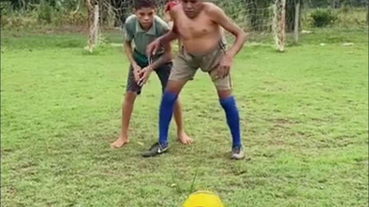 Orang tua ini lumayan bisa main sepak bola, tapi tidak terlalu hebat.