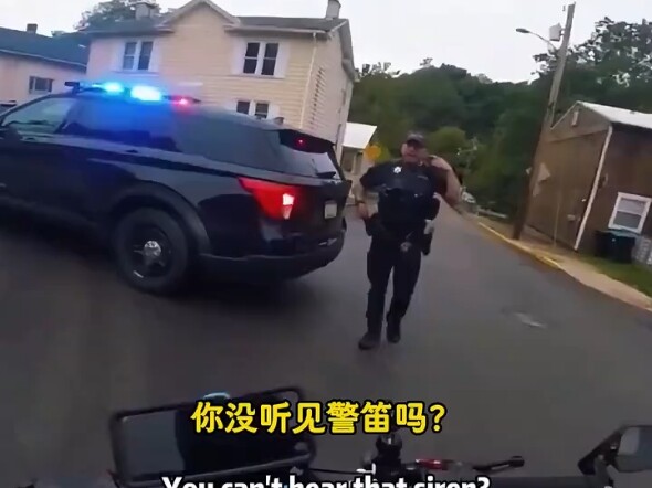 Orang ini adalah seorang anggota dewan. Setelah kejadian tersebut, polisi dan kepala polisi itu dipe