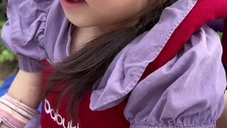 来来往往的人都看着我们，我只想说，我女儿也可以在小区散步了
