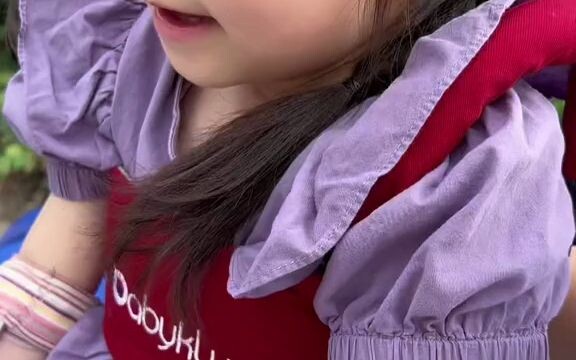 来来往往的人都看着我们，我只想说，我女儿也可以在小区散步了