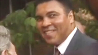 拳王阿里遇到了自己的狂热粉丝，模仿阿里50年前说过的夸张语录，引的阿里大笑，太暖啦。