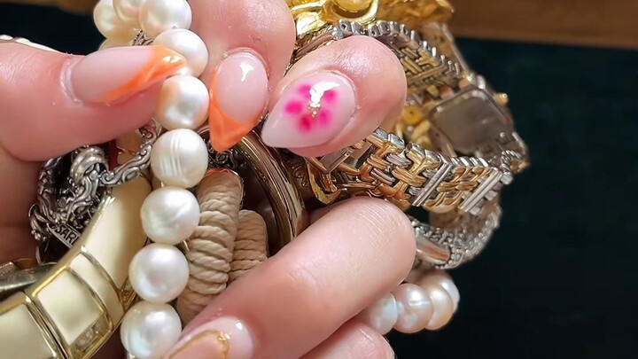The jewelry passed down from my grandmother is so tasteful. It's so beautiful.