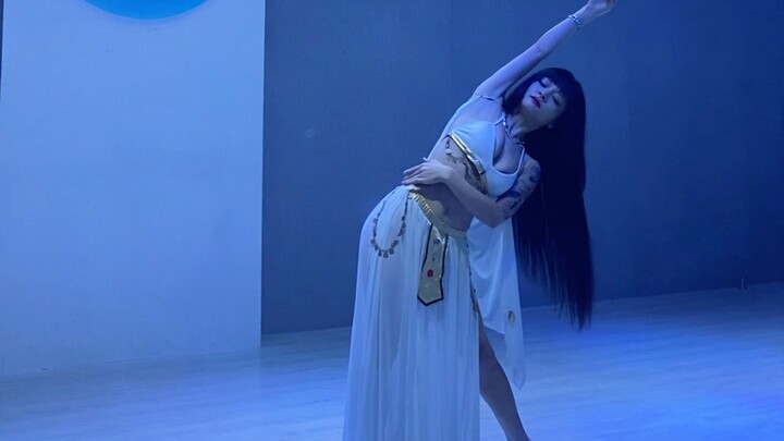 I won't be dancing today. I'll share my usual immersive stretching before class.