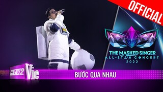 Phi Hành Gia Heo - Vũ live Bước Qua Nhau đầy lắng đọng | The Masked Singer All-Star 2022