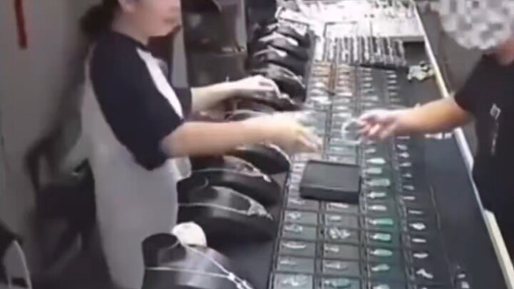 Giok tak pernah sampai ke tangan, emas tak pernah lepas dari pandangan.