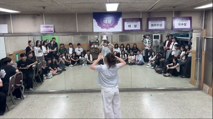 ILLIT-"jellyous" تم أداؤها في الفصل الدراسي الثاني بجامعة كيونج بوك الوطنية في كوريا الجنوبية