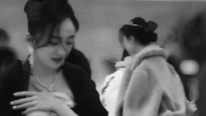 “Như hai câu chuyện hùng tráng, chỉ lướt qua nhau trong những tình tiết nhỏ bé chẳng ai để ý.”