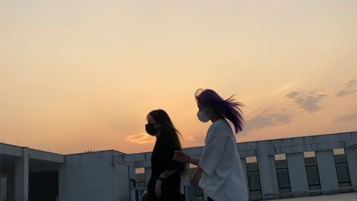 Berdansa dengan saudara perempuan diiringi lagu Jung Hoseok on the street (dengan J.Cole)