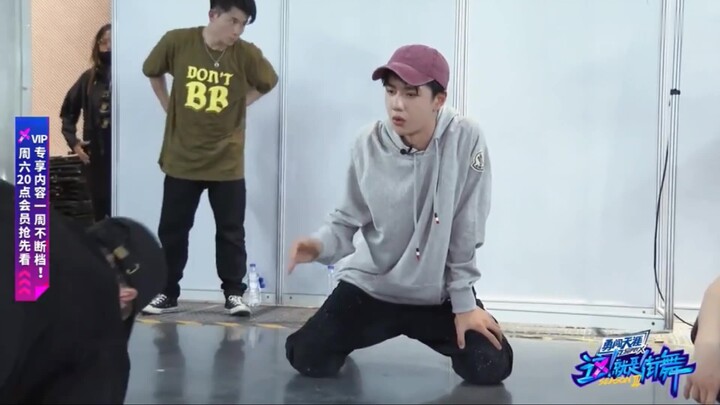 【หวังอี้ป๋อ】คลิปไม่เคยออกอากาศ: กงซุนอู๋หมิงกับหัวหน้าทีมอี้ป๋อ ต่างชื่นชมกันและกัน ร่วมกันเรียนรู้