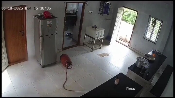 Explosion warning, a woman left a gas can to fill the place