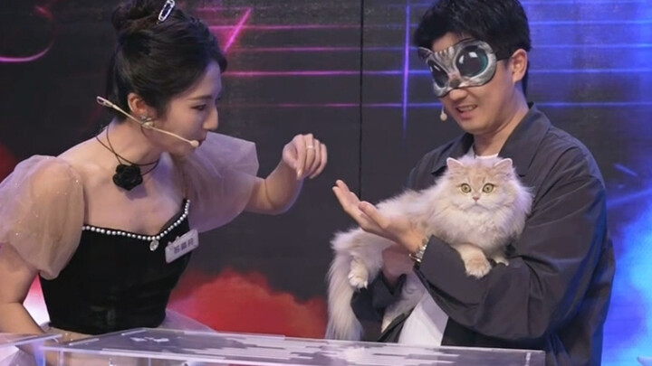 Đặng Phong bịt mắt đoán xem ai là Tiểu Tiểu, Tiểu Tiểu ơi, cháu phạm quy rồi đấy! Sao lại có thể vừa