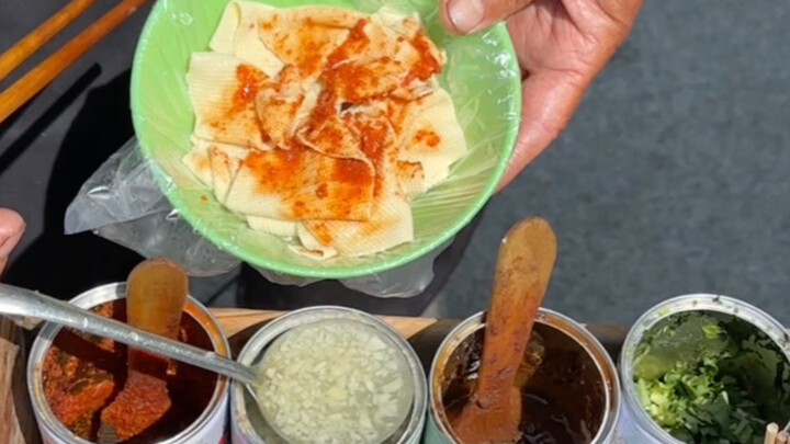 ลูกชิ้นเต้าหู้ซุปไก่ริมถนนฉางชุน ชามละ 5 หยวน แถมซุปไก่ได้ไม่อั้น!