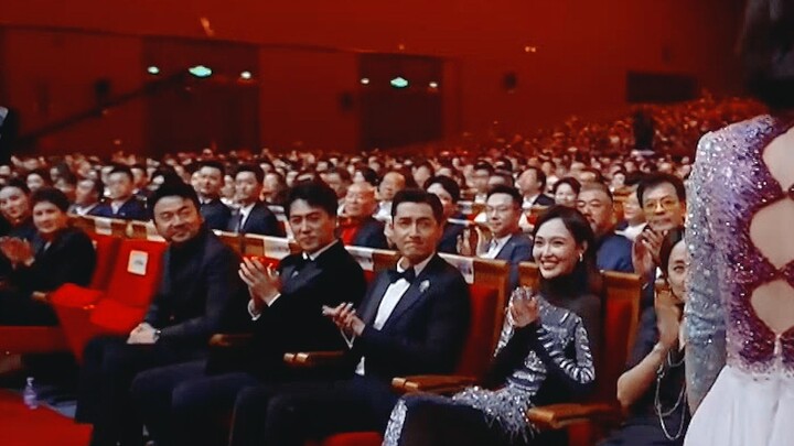 นี่แหละคือคำว่า “สมกับชื่อเสียง” อย่างแท้จริง! สีหน้าของเพื่อนร่วมวงการที่นั่งดูอยู่ข้างล่างไม่เหมือ