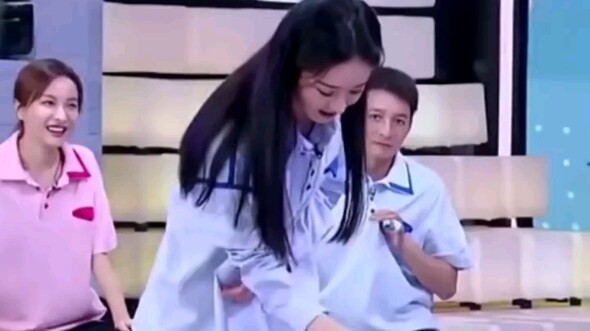 Acara varietas Zhao Liying: Permainan yang diadaptasi dari 'Melempar Saputangan'