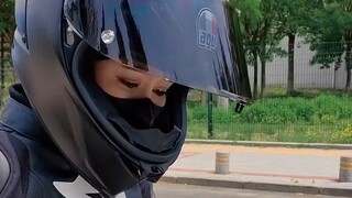 اللقاء العشوائي مع راكب الدراجة النارية الحلقة 2 | فتاة راكبة دراجة BMW S1000RR