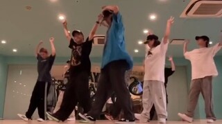 رقصات أمامي. يمكن أيضًا دمج عناصر الهيب هوب البسيطة لإنشاء رقصة هيب هوب رائعة. بيبي - براندي