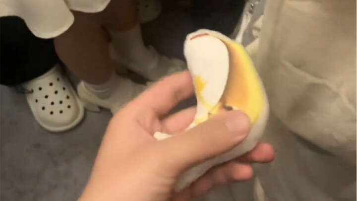 Hahaha, cukup satu pisang besar untuk membuat teman baik canggung.