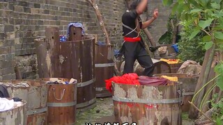 男人躲在水缸里，杀手愣是没发现，最后因为一滴水暴露了