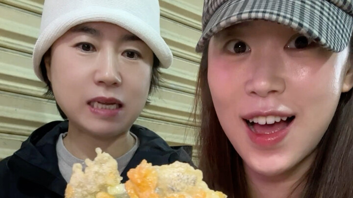Koreans take their mom to Shantou Night Market for the first time