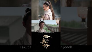 Pembunuh upahan wanita itu memakai gaun merah dan memukau semua orang