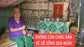 Trao tiền MTQ cho cụ không con cháu sống một mình bán vé số mưu sinh.