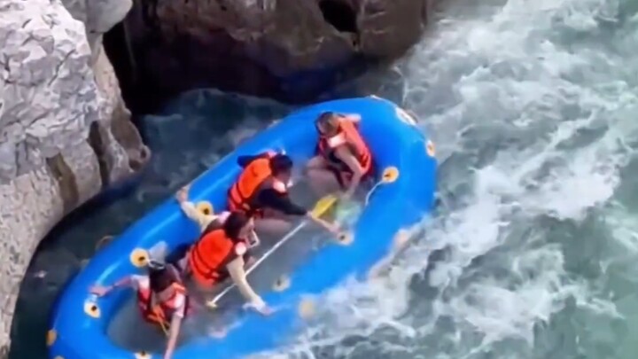 Tourists went rafting without helmets and knee pads, and their boat capsized in a rocky riverbed.