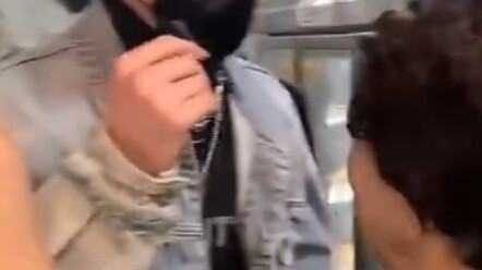 #หวังเหอตี๋ กลับไปร้านหมูเสียบย่างที่เล่อซาน หนุ่มหน้าใสไร้ท่าทีหยิ่งยะโสเลยสักนิด!