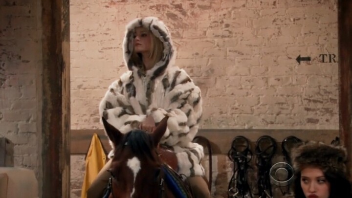 [2 Broke Girls] Caroline’s ability to pull off any outfit is truly amazing