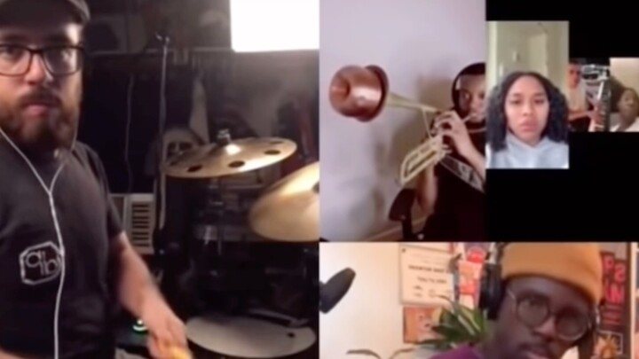 Sebuah permainan musik kolaboratif yang dipicu oleh bug komputer...