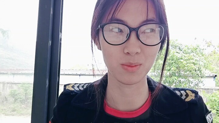 初中学历小姑娘第一天当保安，后悔没有好好读书了，羡慕大学生