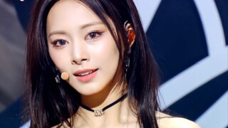 Why does the choreography for Zhou Ziyu's solo debut stage look a bit like...?