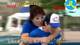 Kwang Soo Cõng Công chúa vượt hồ bơi