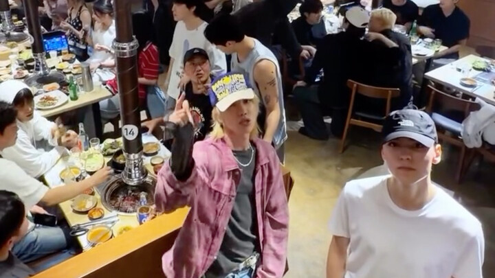When the SEVENTEEN members got together, they all danced to V.I.P.’s “Sing-a-Song”!