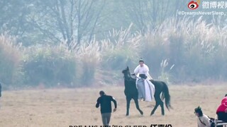 【任嘉伦|周生辰|长安如故】要不要欣赏欣赏我们南辰王骑马的英姿啊？我信了我们王会在小不结局后的第二天（7.31）爱奇艺恋恋剧场播出的