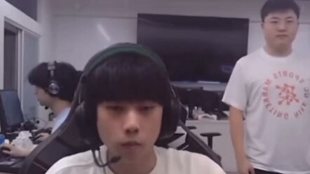 Seri pertandingan ini bikin Uzi kayak lihat mantan rekan setimnya di posisi mid lane tahun 2013 #EDG