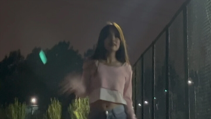 北京工业大学操场惊现路灯下跳舞的微醺女大学生