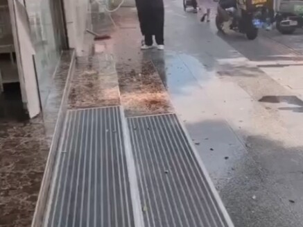 On the 16th, a girl in Liwan, Guangzhou was dragged on the street. She was disabled after undergoing