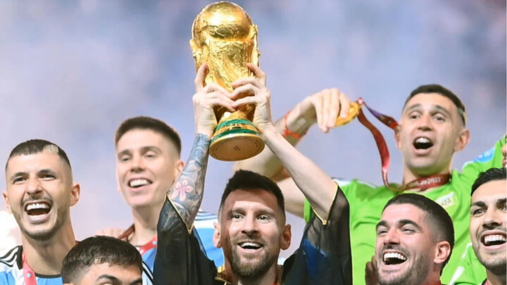 Khoảnh khắc Messi nâng cúp