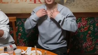 饭桌上被要求秀肌肉？真是斩男又斩女！！