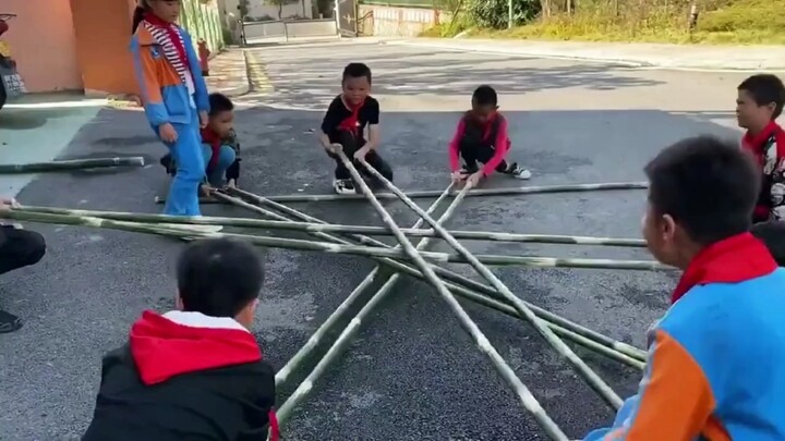 Kalau bisa menari, itu tarian tongkat bambu; kalau tidak bisa, kena hukuman.